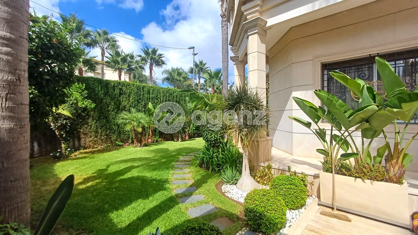 Fabulous house for sale in Californie. 5 rooms. Carpark, Balcony