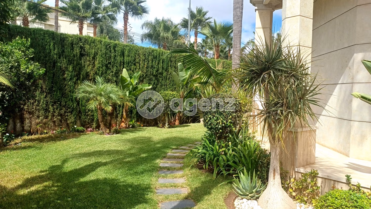 Fabulous house for sale in Californie. 5 rooms. Carpark, Balcony