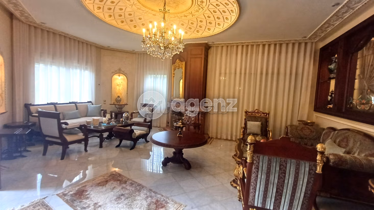 Fabulous house for sale in Californie. 5 rooms. Carpark, Balcony