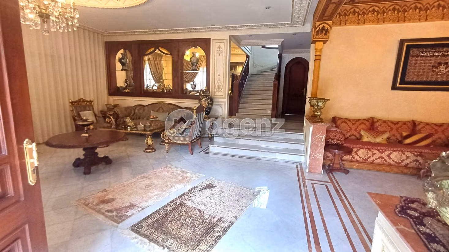 Fabulous house for sale in Californie. 5 rooms. Carpark, Balcony