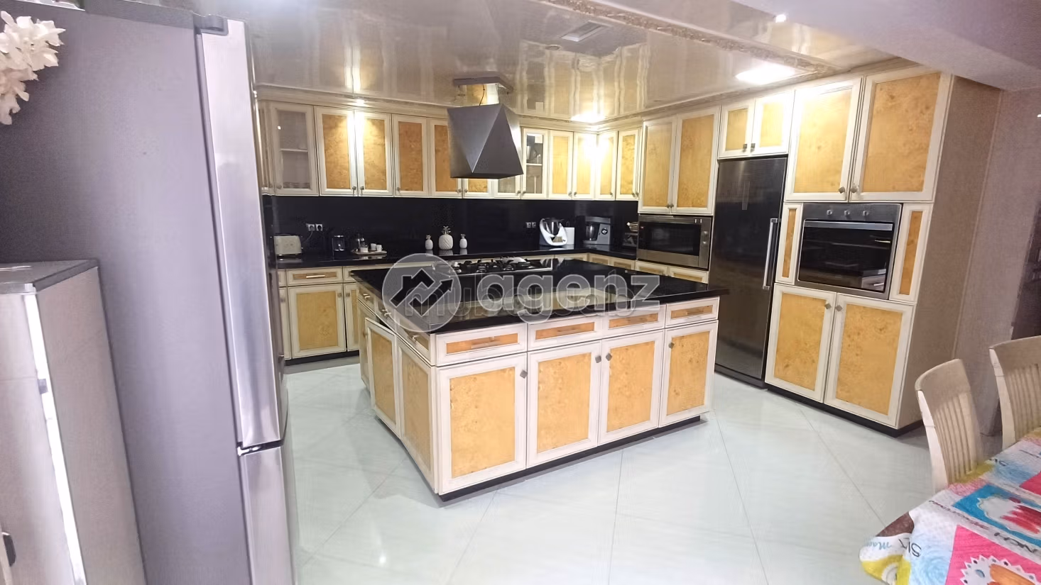 Fabulous house for sale in Californie. 5 rooms. Carpark, Balcony