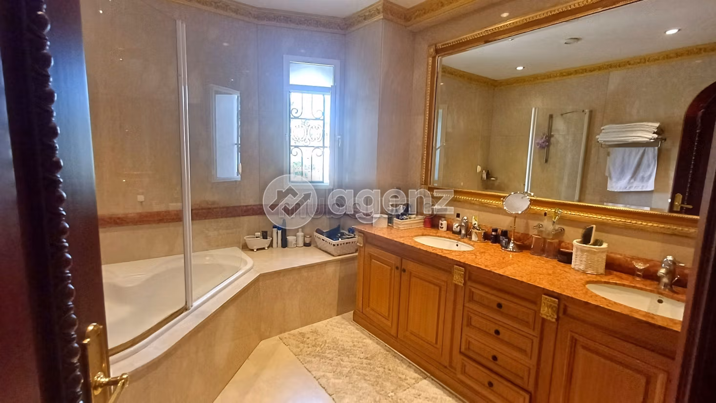 Fabulous house for sale in Californie. 5 rooms. Carpark, Balcony