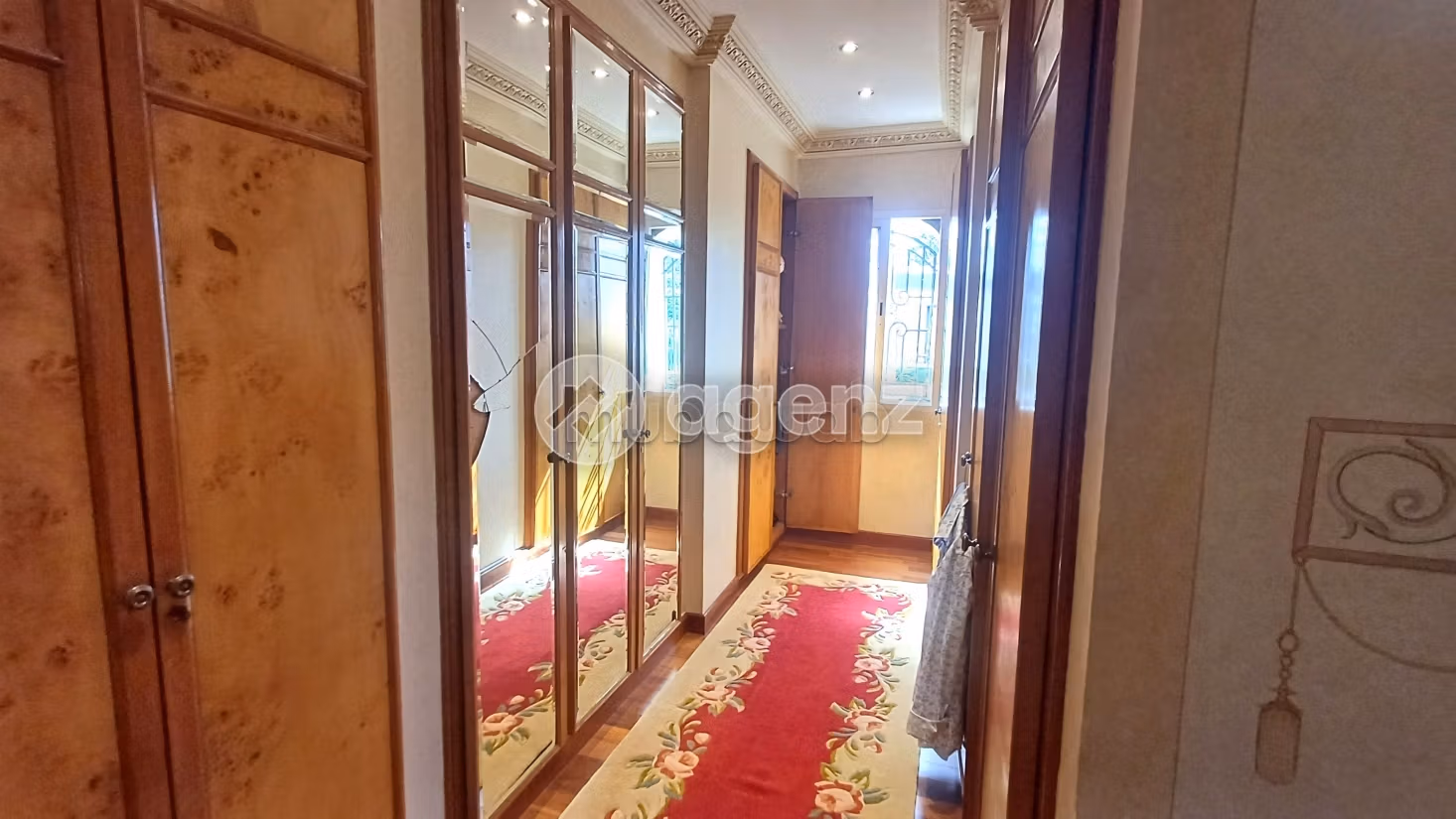 Fabulous house for sale in Californie. 5 rooms. Carpark, Balcony