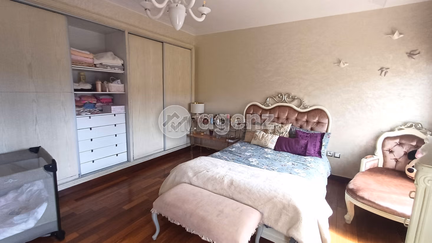 Fabulous house for sale in Californie. 5 rooms. Carpark, Balcony