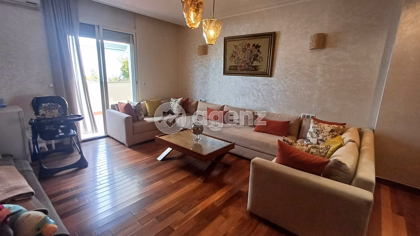 Fabulous house for sale in Californie. 5 rooms. Carpark, Balcony