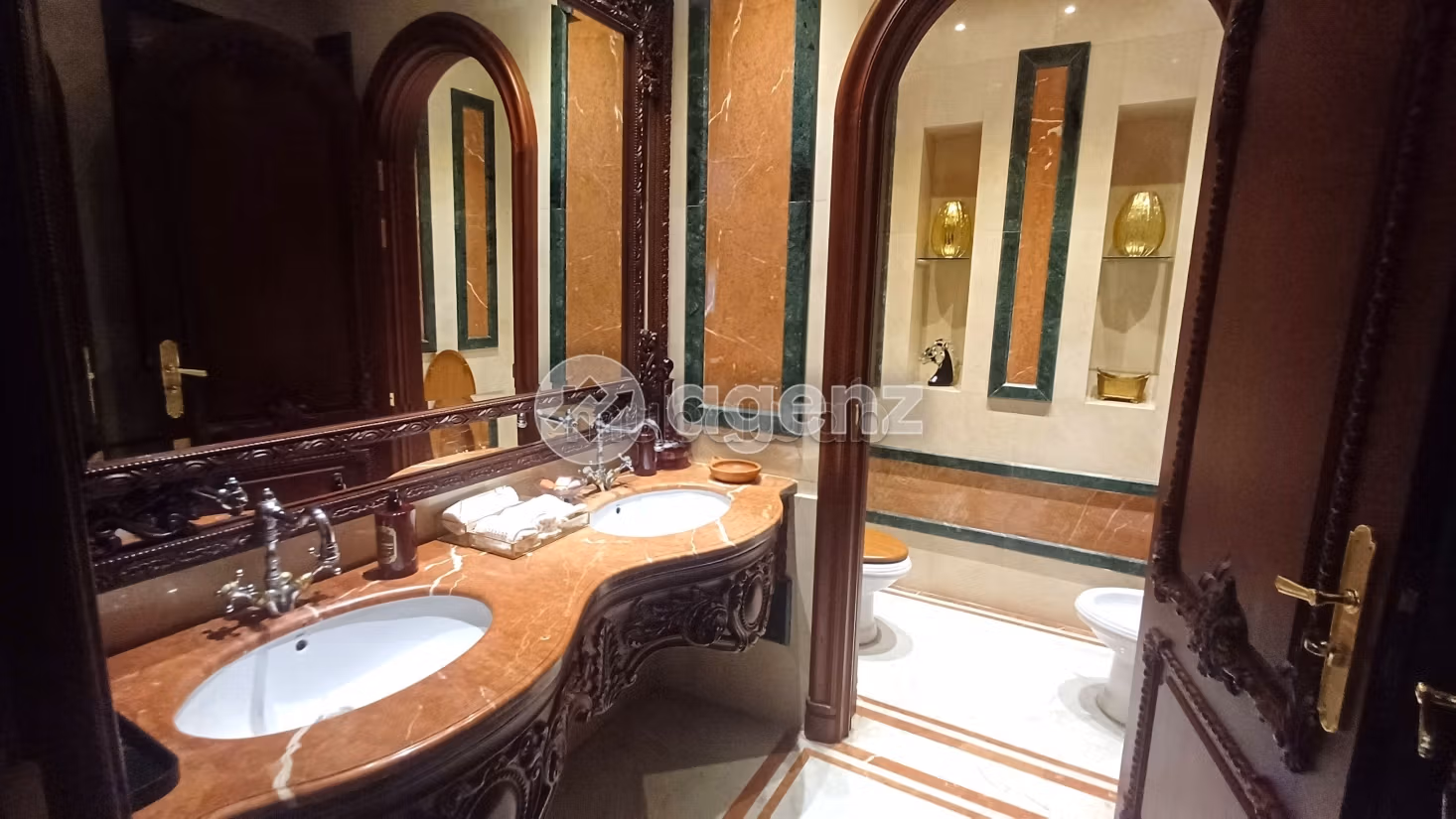 Fabulous house for sale in Californie. 5 rooms. Carpark, Balcony