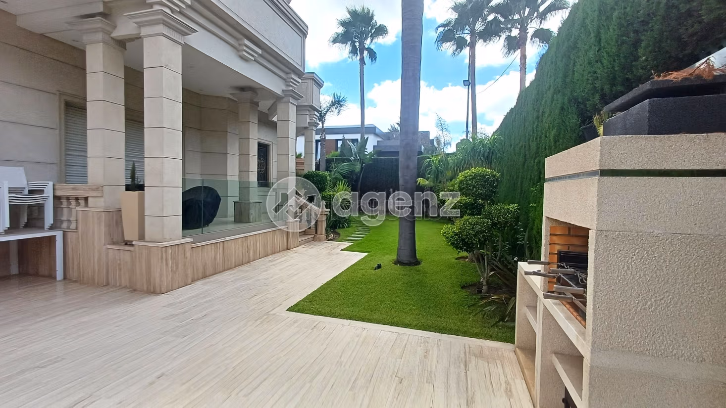 Fabulous house for sale in Californie. 5 rooms. Carpark, Balcony