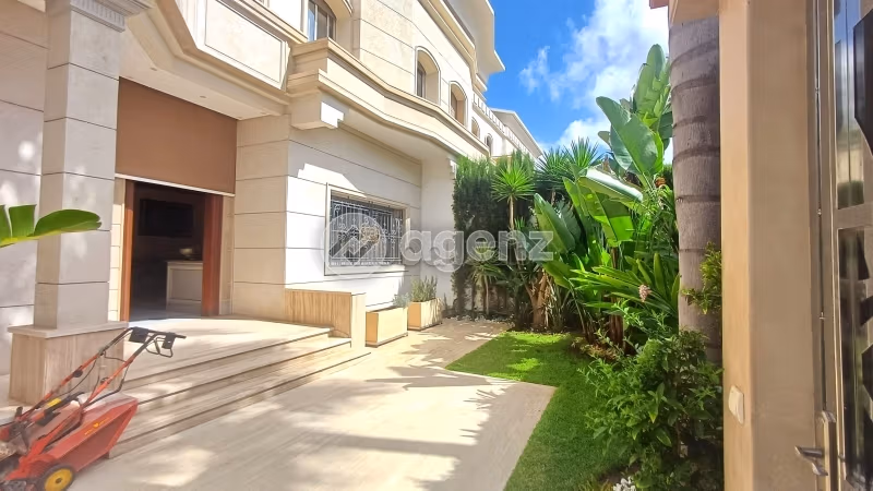 Fabulous house for sale in Californie. 5 rooms. Carpark, Balcony