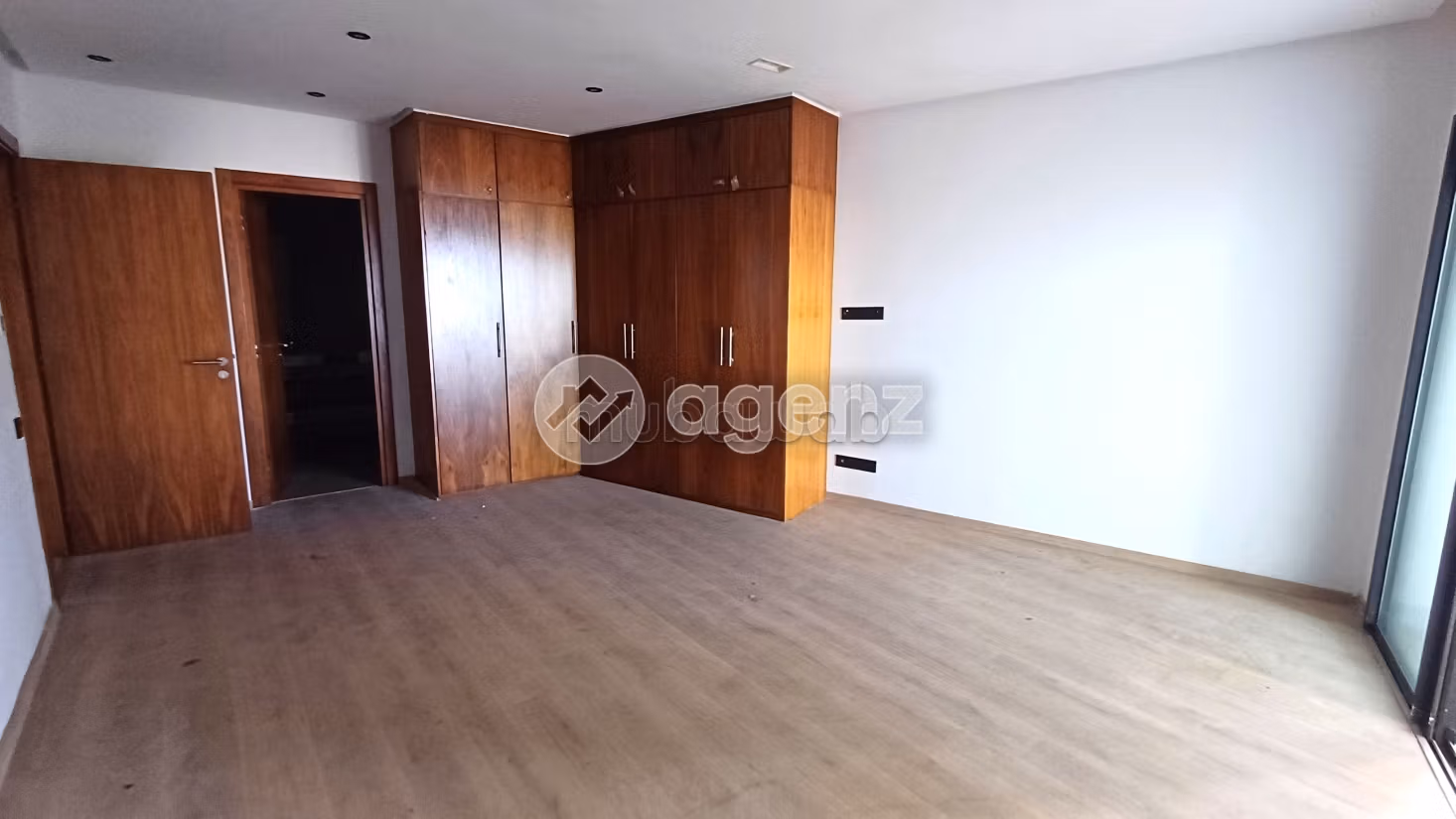 Beautiful apartment for sale. Small area 216 m². With Lift, Carpark