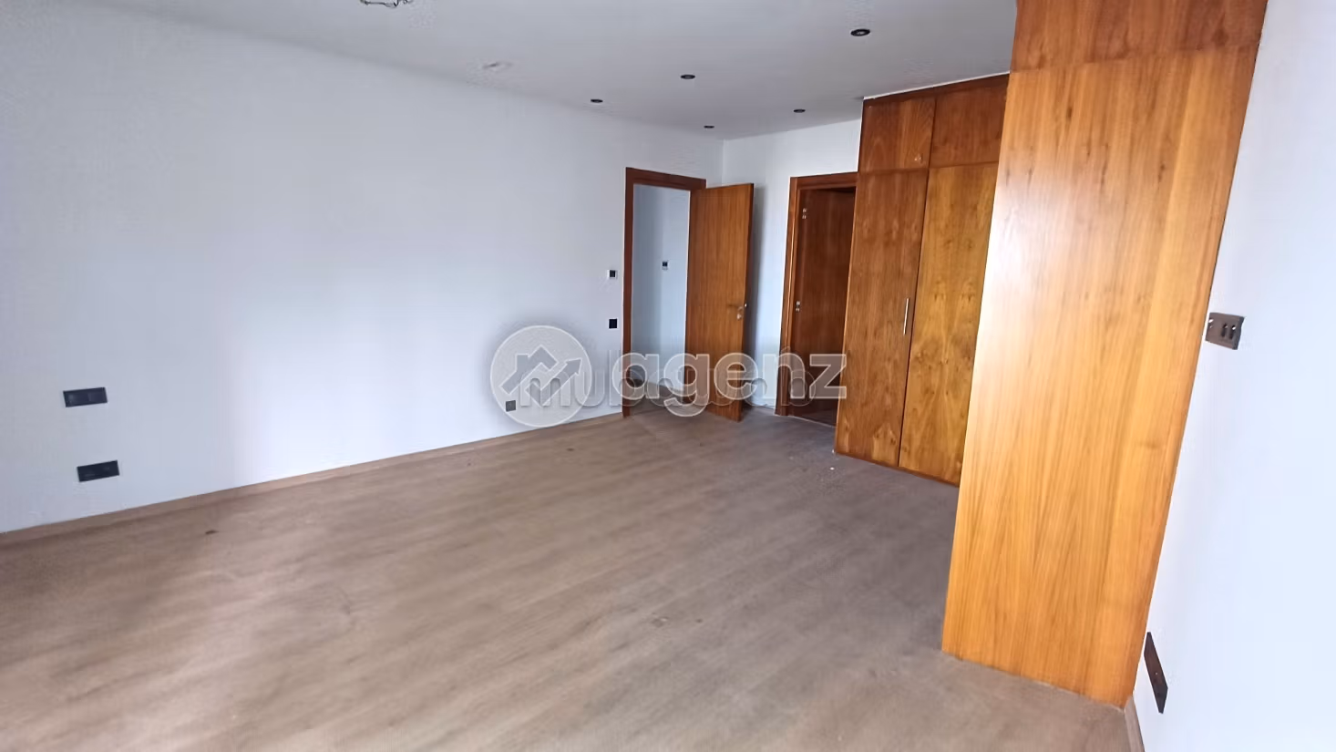 Beautiful apartment for sale. Small area 216 m². With Lift, Carpark