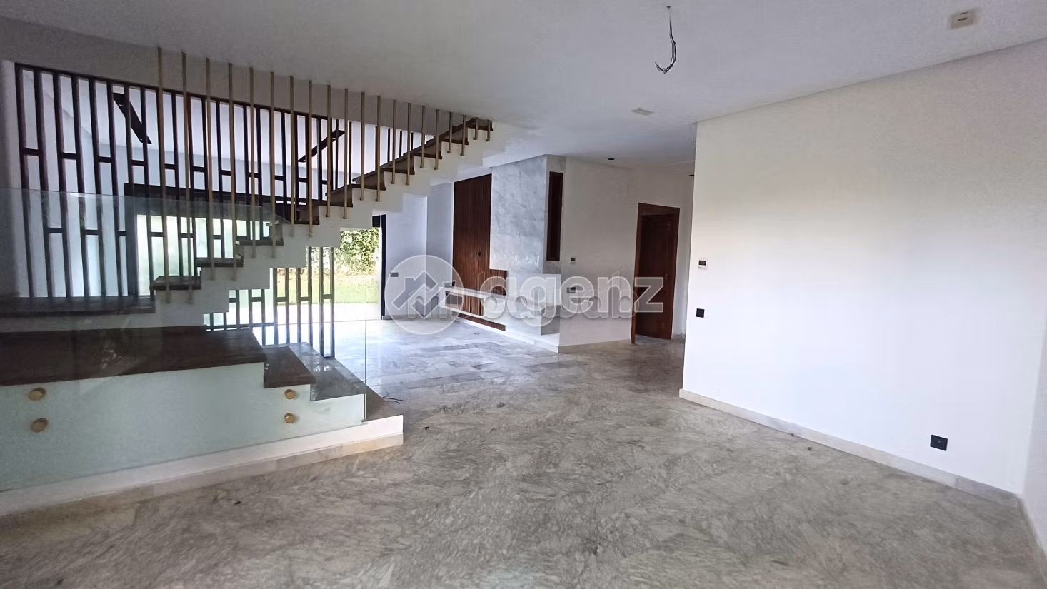 Beautiful apartment for sale. Small area 216 m². With Lift, Carpark