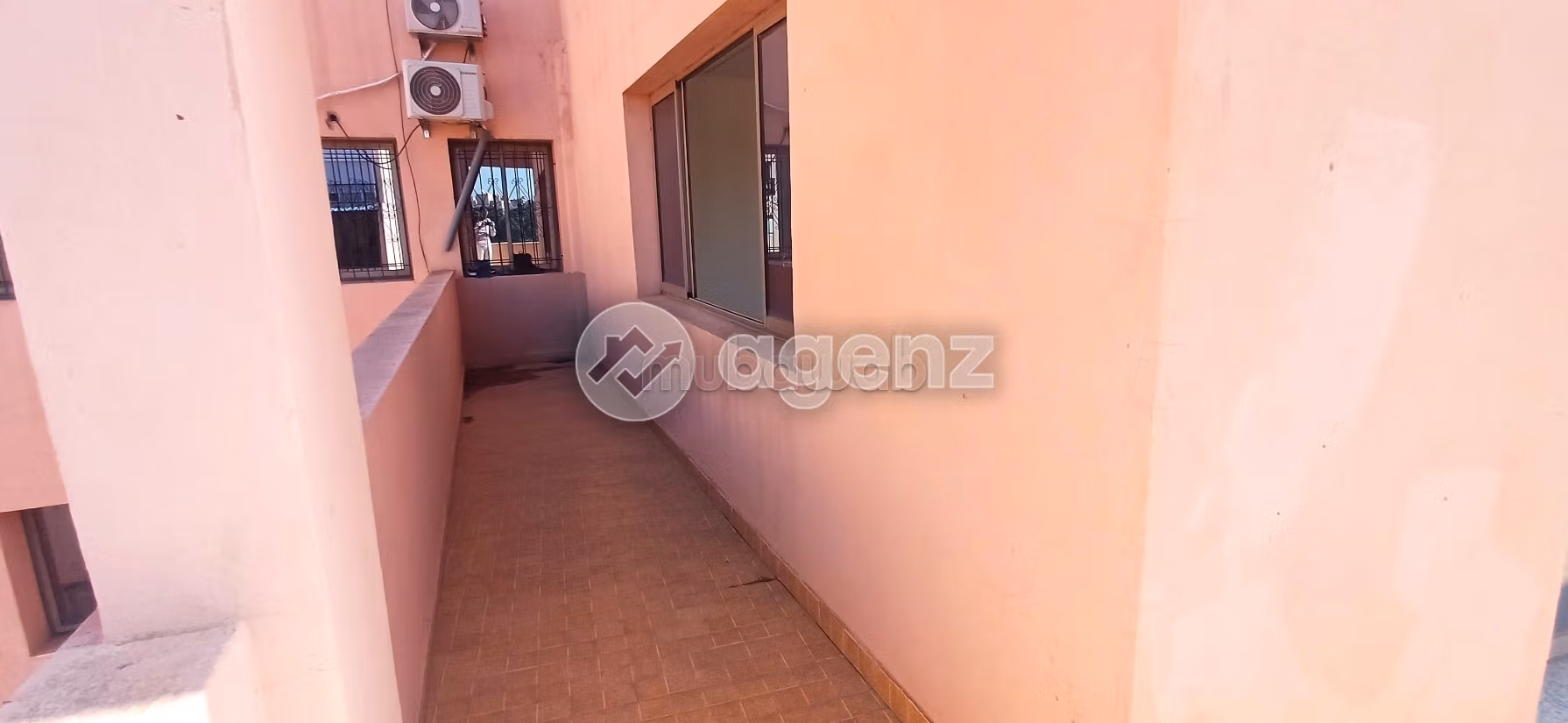 Offices for rent in Guéliz. Small area 89 m². Lift and parking