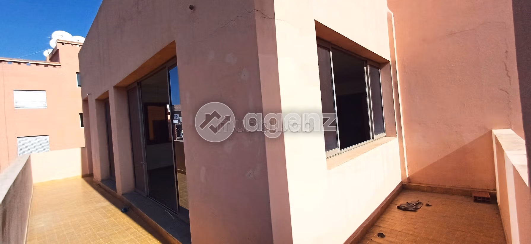 Offices for rent in Guéliz. Small area 89 m². Lift and parking