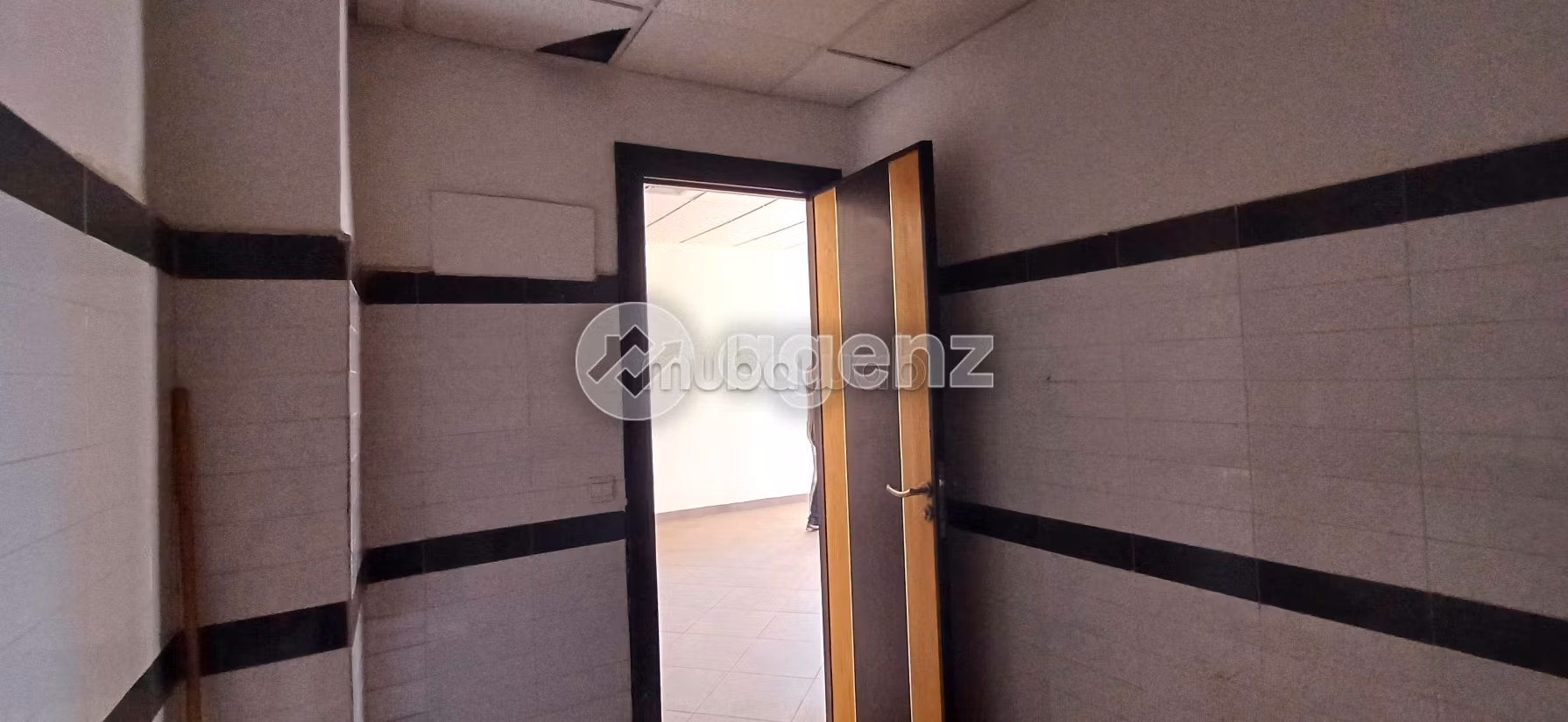 Offices for rent in Guéliz. Small area 89 m². Lift and parking
