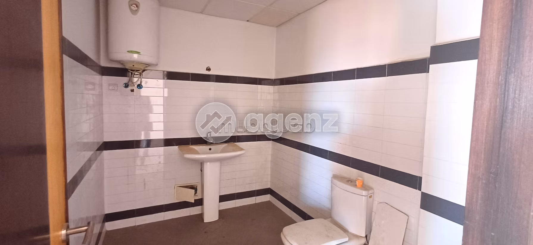 Offices for rent in Guéliz. Small area 89 m². Lift and parking