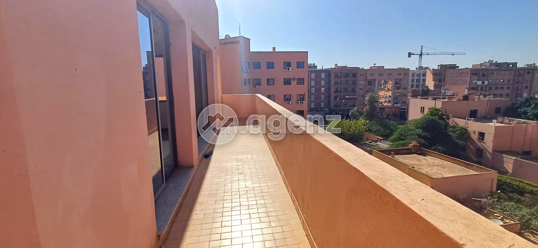 Offices for rent in Guéliz. Small area 89 m². Lift and parking
