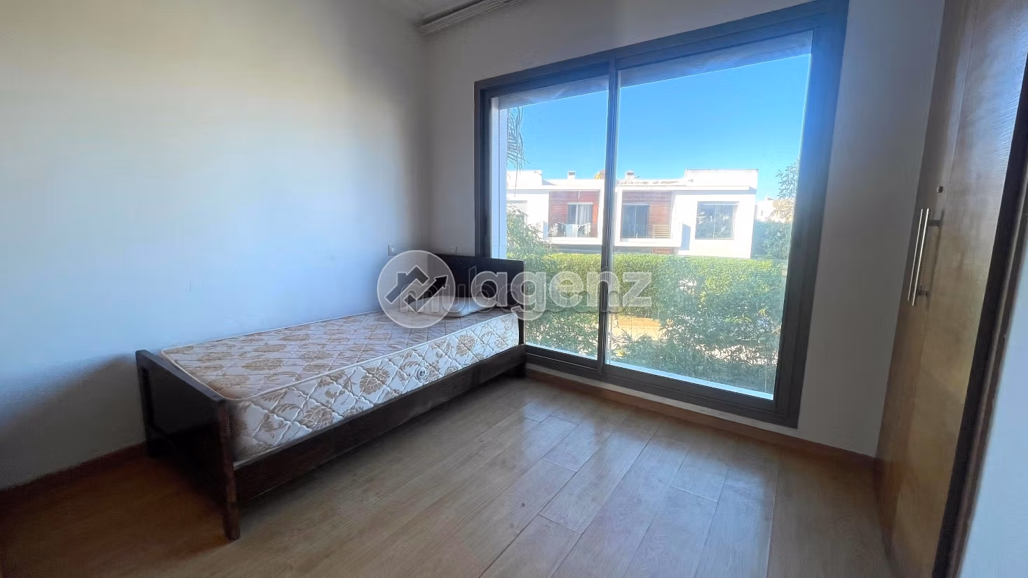Maestosa residenza di lusso in vendita. 3 camere da letto. Posto auto e giardino