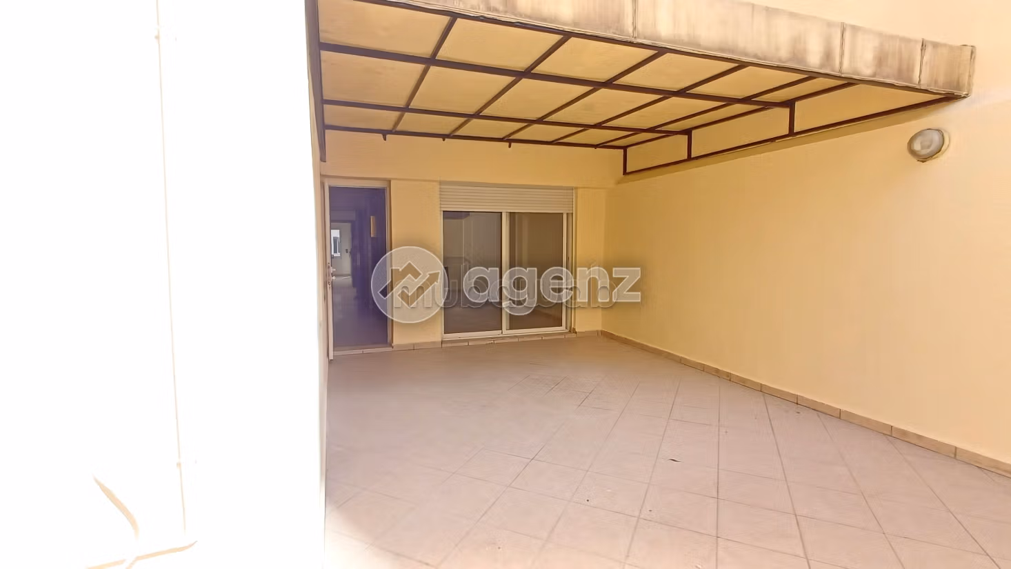 Appartamento in affitto a Les Hôpitaux. Superficie di 122 m². Posto auto e ascensore