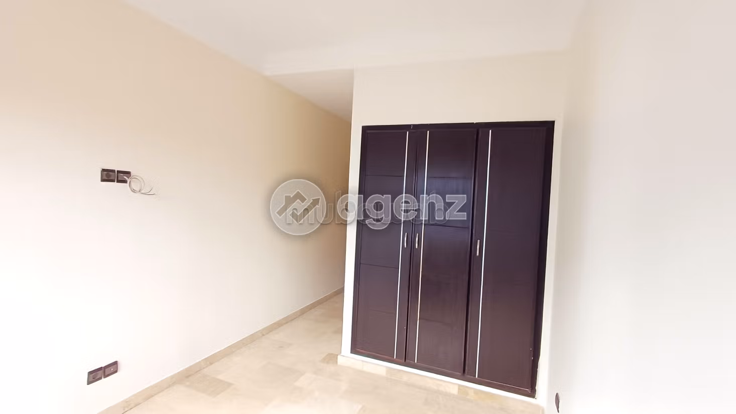 Appartamento in affitto a Les Hôpitaux. Superficie di 122 m². Posto auto e ascensore