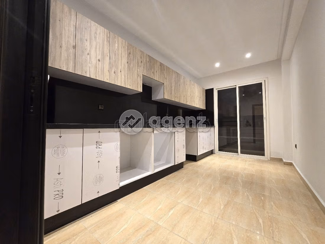 Sale of a lovely apartment in Val Fleury. Large area 95 m². Garage and terrace