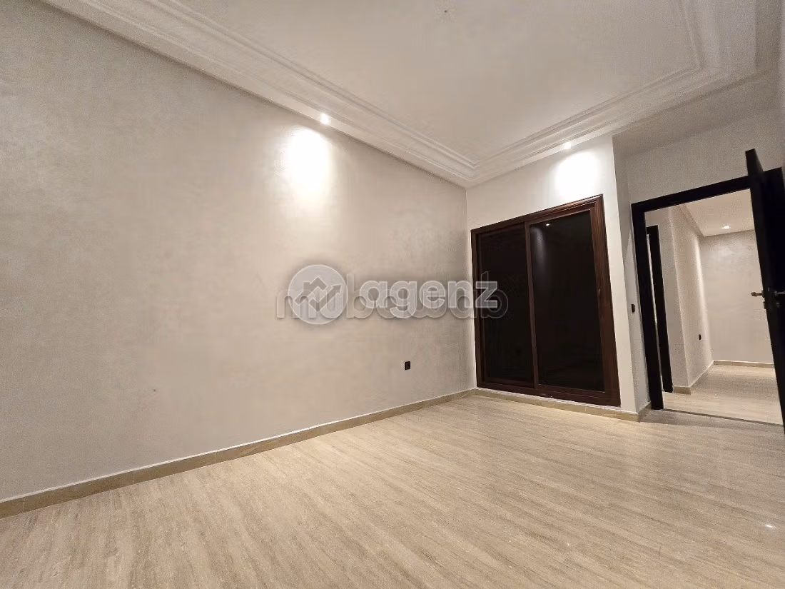 Sale of a lovely apartment in Val Fleury. Large area 95 m². Garage and terrace
