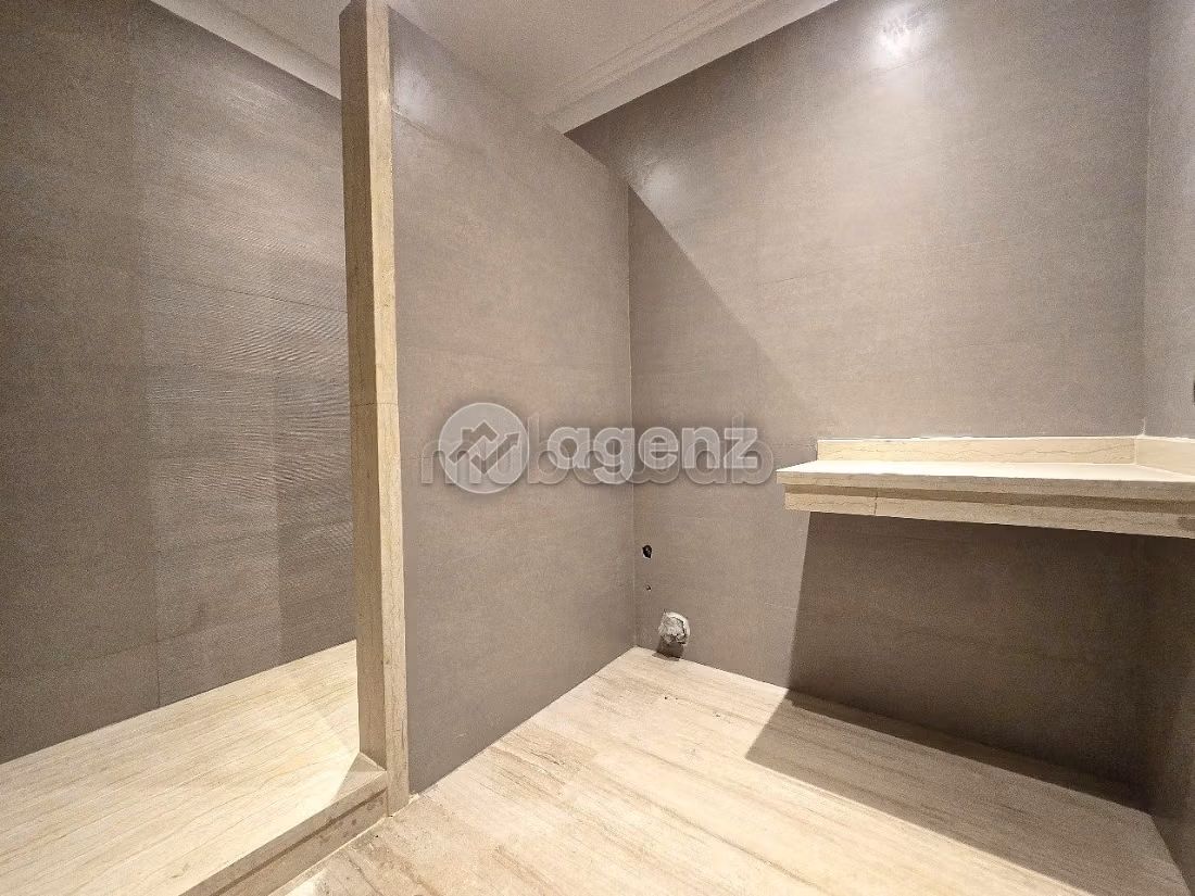 Sale of a lovely apartment in Val Fleury. Large area 95 m². Garage and terrace