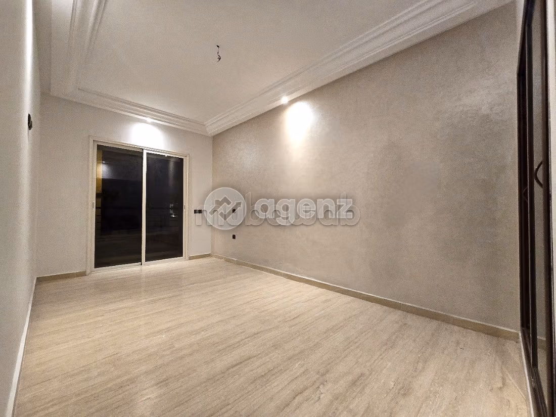 Sale of a lovely apartment in Val Fleury. Large area 95 m². Garage and terrace