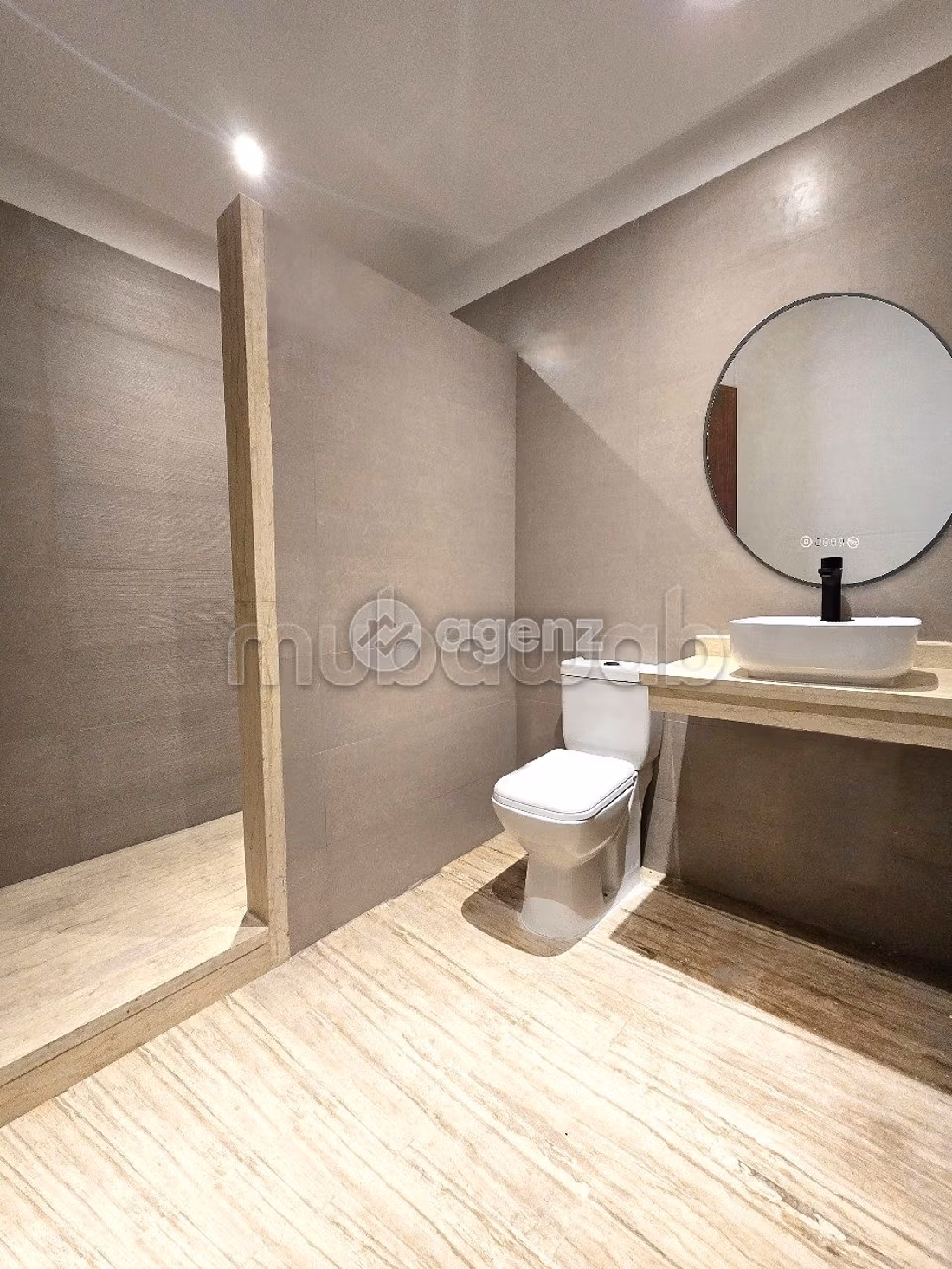 Sale of a lovely apartment in Val Fleury. Large area 95 m². Garage and terrace