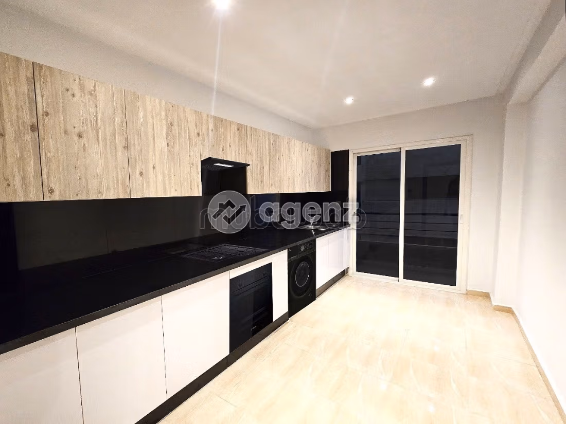 Sale of a lovely apartment in Val Fleury. Large area 95 m². Garage and terrace