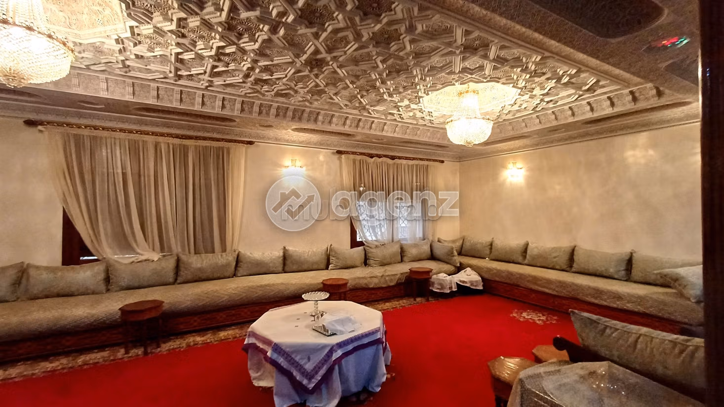 Residenza di lusso in vendita a Hay Badr. 4 camere da letto. Splendido giardino e comodo posto auto