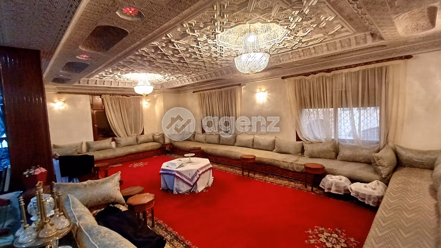 Residenza di lusso in vendita a Hay Badr. 4 camere da letto. Splendido giardino e comodo posto auto