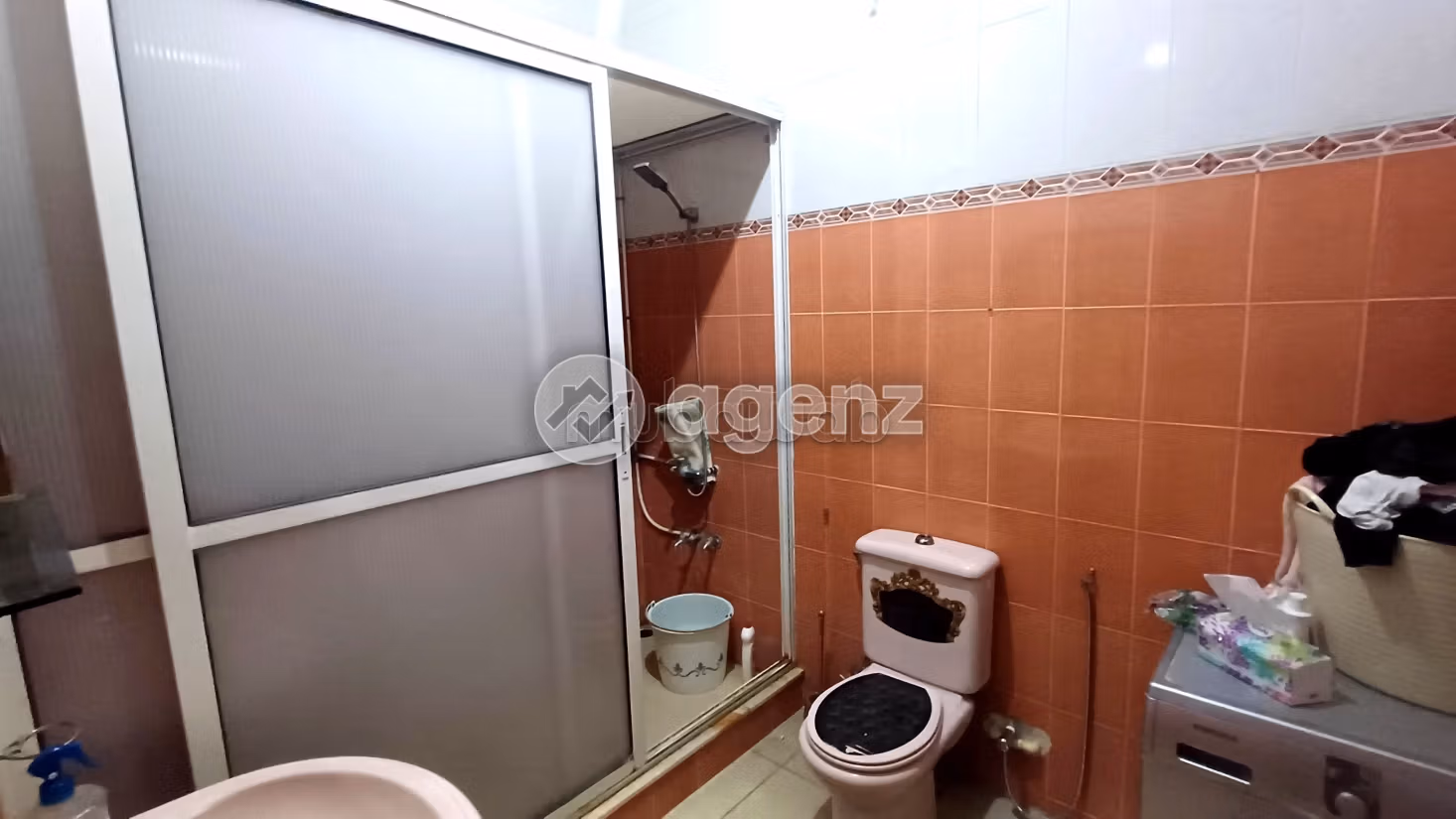 Residenza di lusso in vendita a Hay Badr. 4 camere da letto. Splendido giardino e comodo posto auto