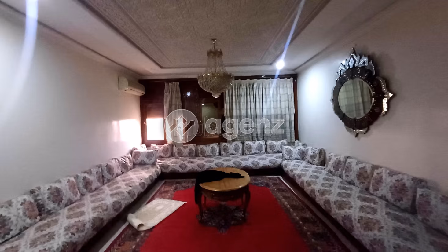 Residenza di lusso in vendita a Hay Badr. 4 camere da letto. Splendido giardino e comodo posto auto