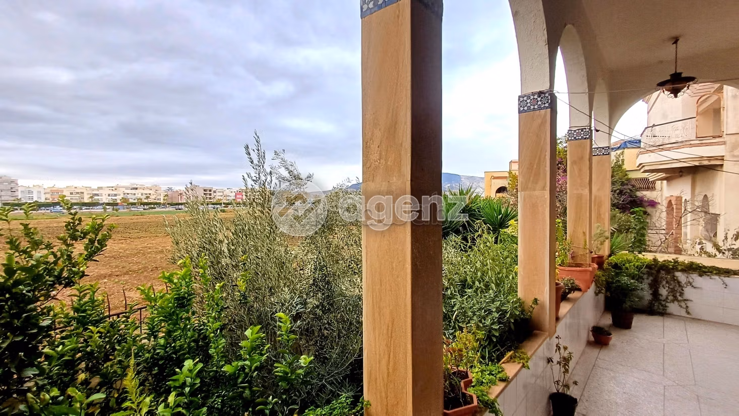 Residenza di lusso in vendita a Hay Badr. 4 camere da letto. Splendido giardino e comodo posto auto