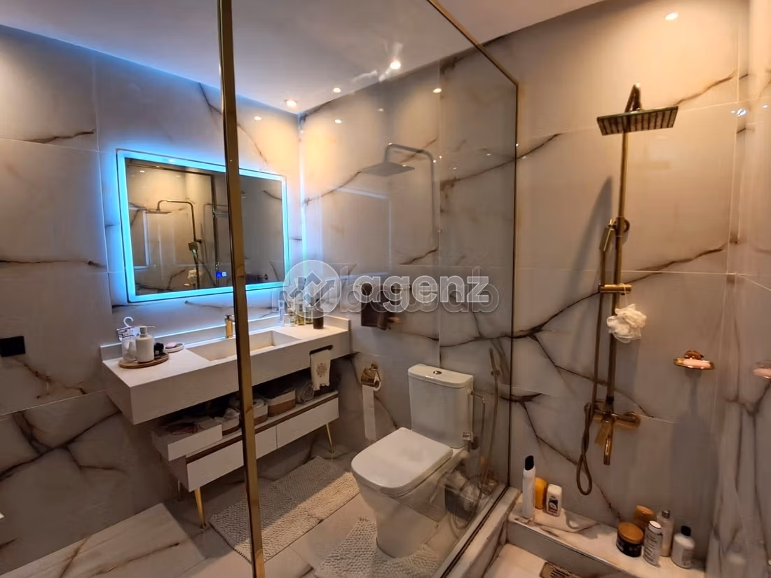 Find an apartment to buy in Bourgogne Ouest. Total area 176 m². Parking spaces and terrace
