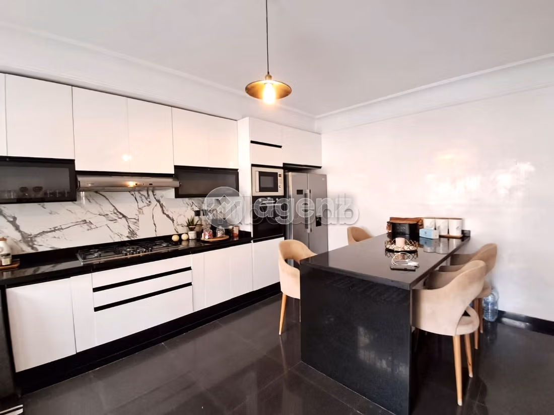 Find an apartment to buy in Bourgogne Ouest. Total area 176 m². Parking spaces and terrace