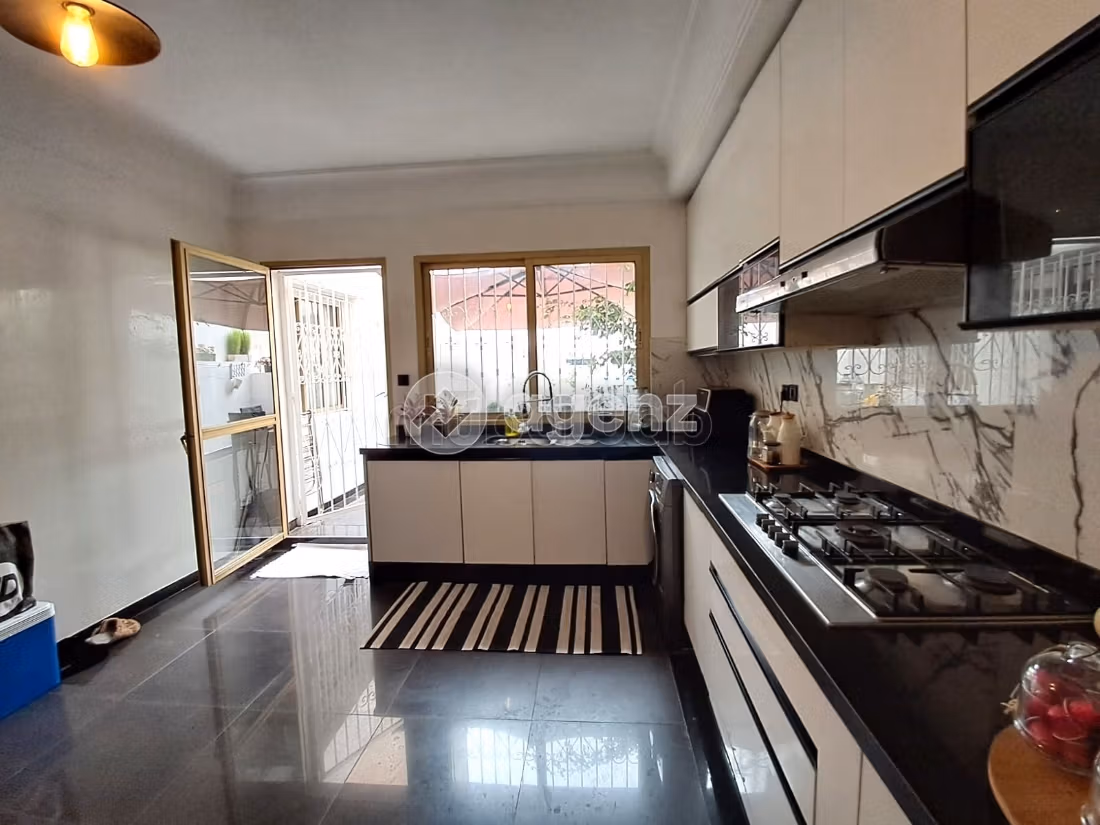 Find an apartment to buy in Bourgogne Ouest. Total area 176 m². Parking spaces and terrace