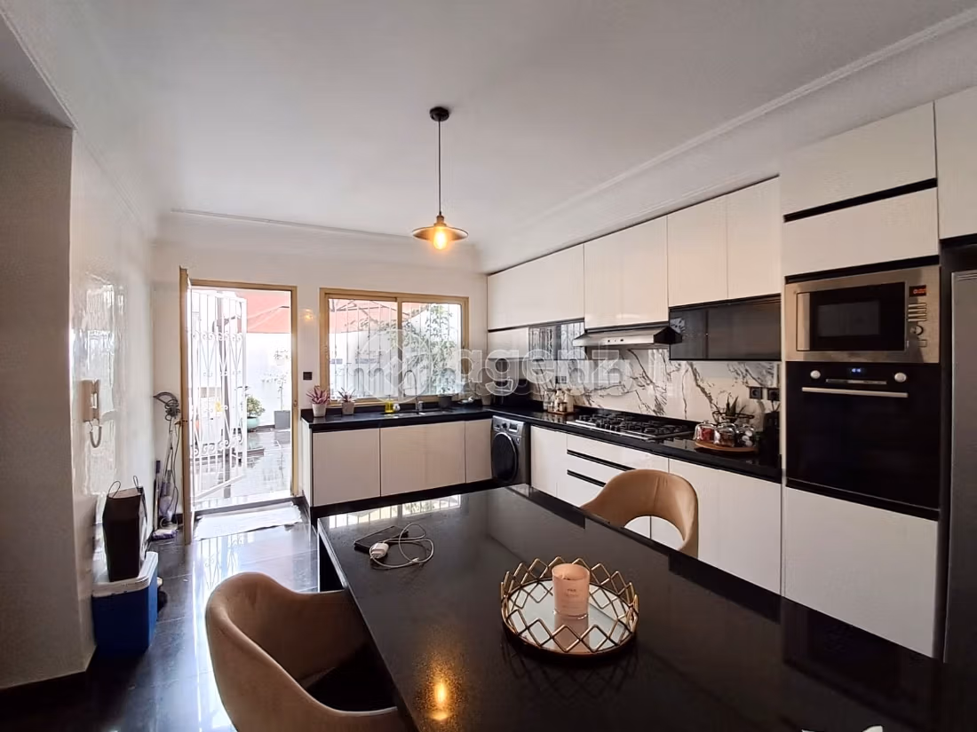 Find an apartment to buy in Bourgogne Ouest. Total area 176 m². Parking spaces and terrace