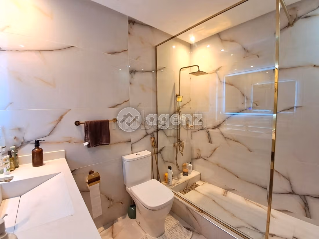 Find an apartment to buy in Bourgogne Ouest. Total area 176 m². Parking spaces and terrace