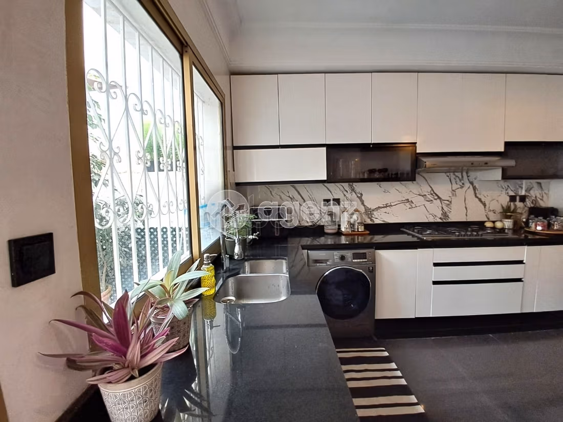 Find an apartment to buy in Bourgogne Ouest. Total area 176 m². Parking spaces and terrace