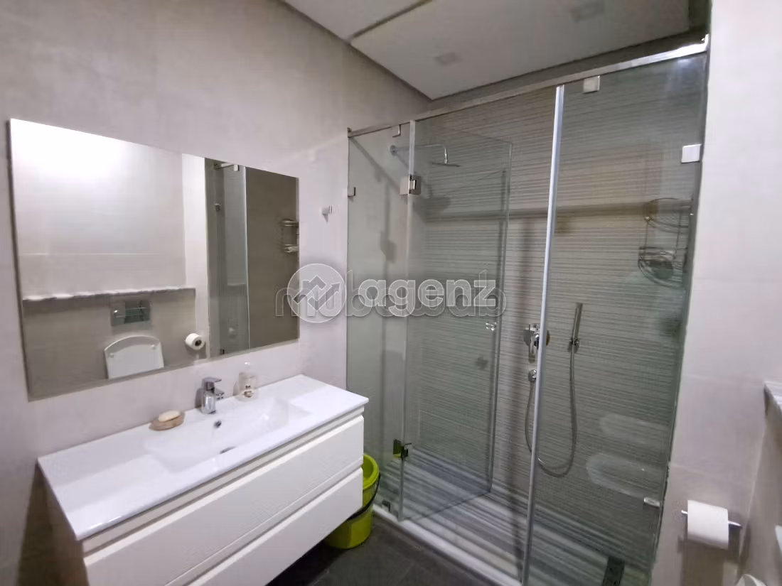 Find an apartment to buy in Californie. Area of 170 m². Cellar