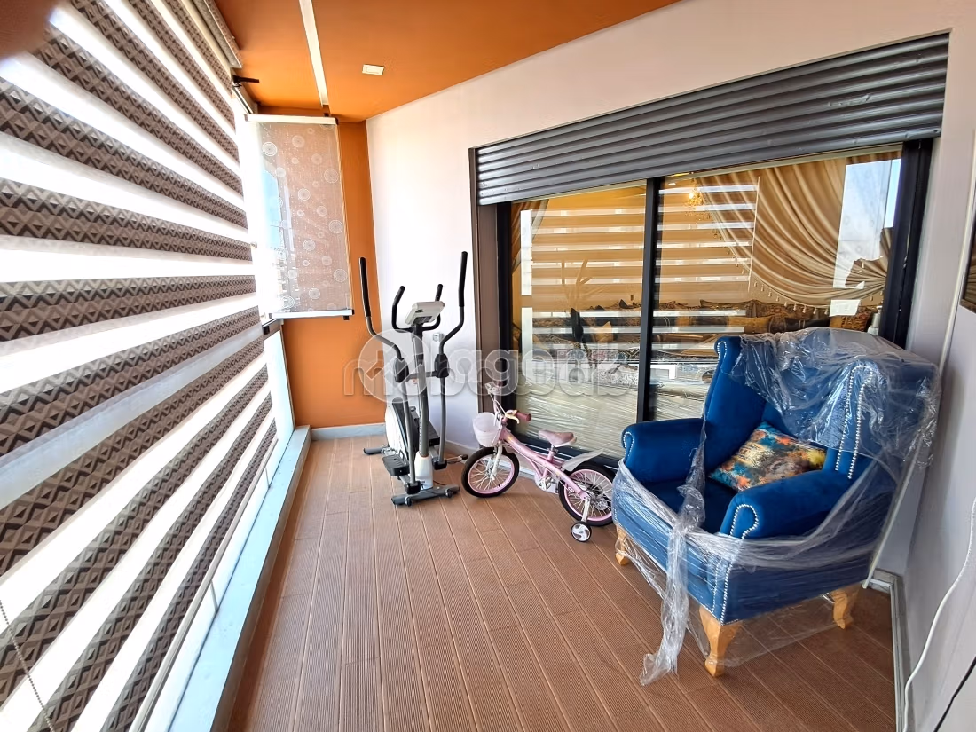 Find an apartment to buy in Californie. Area of 170 m². Cellar