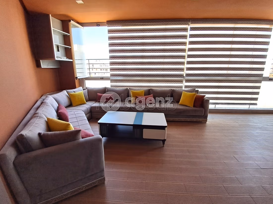 Find an apartment to buy in Californie. Area of 170 m². Cellar