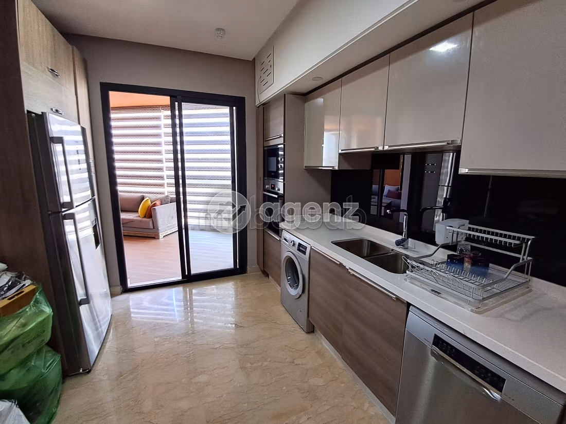 Find an apartment to buy in Californie. Area of 170 m². Cellar