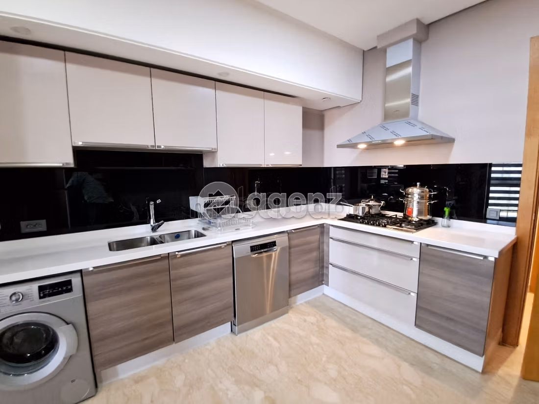 Find an apartment to buy in Californie. Area of 170 m². Cellar