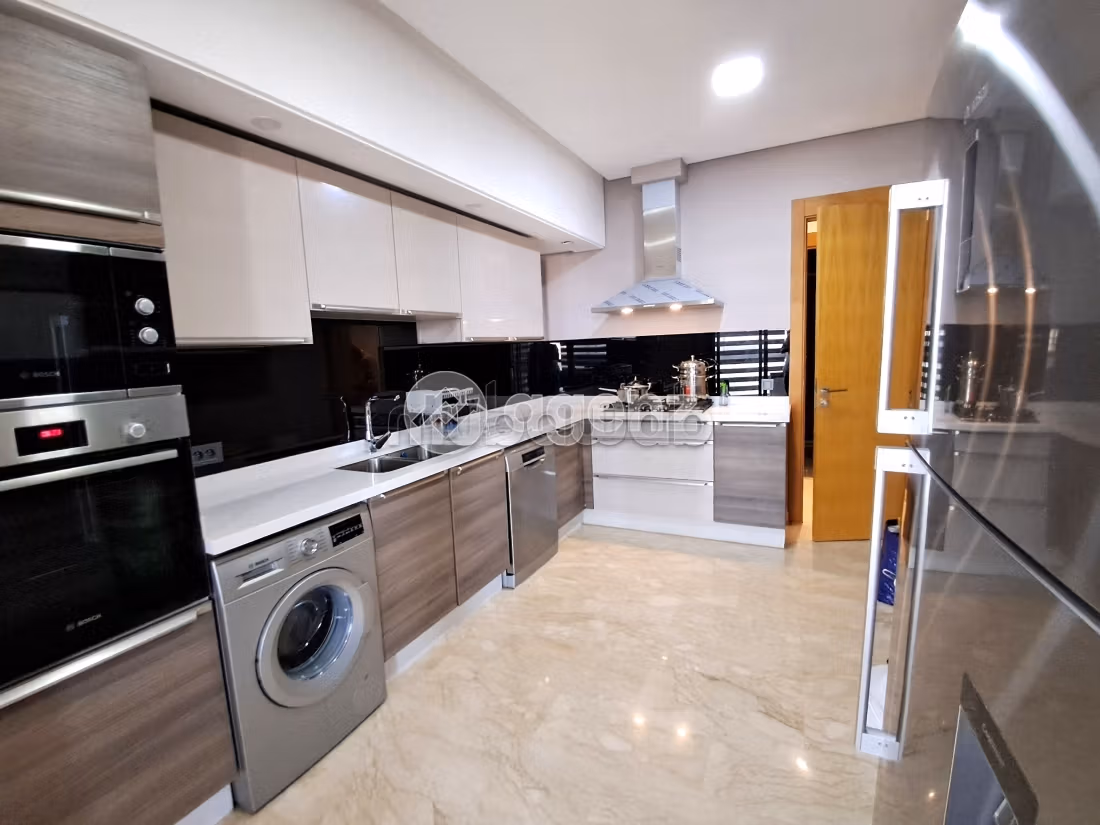 Find an apartment to buy in Californie. Area of 170 m². Cellar