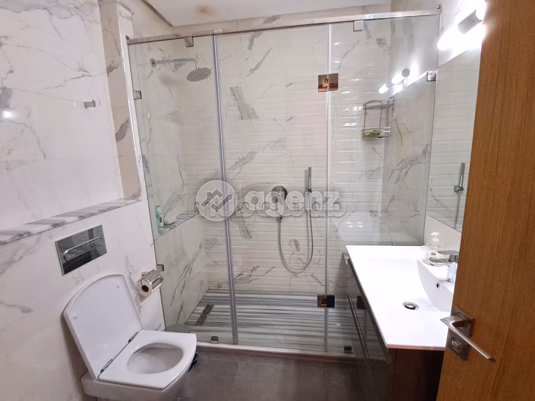 Find an apartment to buy in Californie. Area of 170 m². Cellar