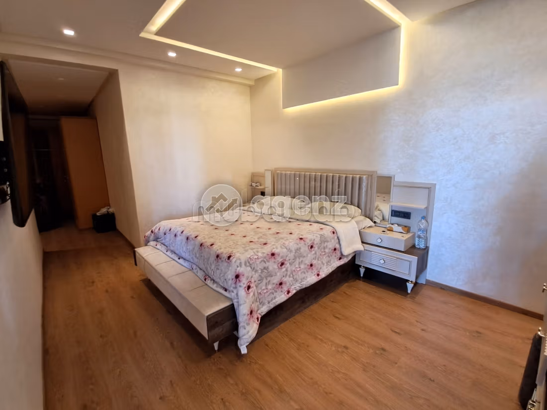 Find an apartment to buy in Californie. Area of 170 m². Cellar