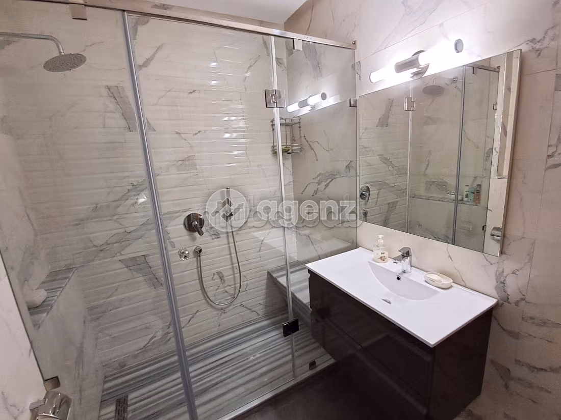 Find an apartment to buy in Californie. Area of 170 m². Cellar
