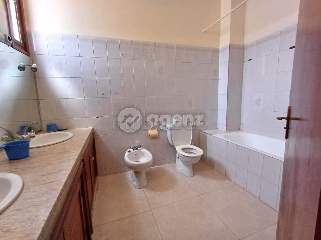 Magnificent villa for sale in Hay Dakhla. 6 rooms. Parking spaces and garden